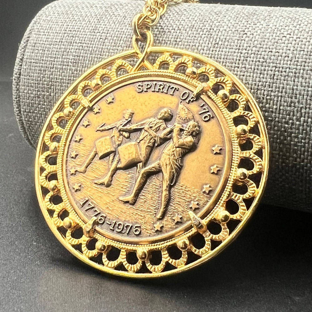Vintage 1976 Bicentennial Spirit of 76 Coin Medallion Necklace Americana 70s